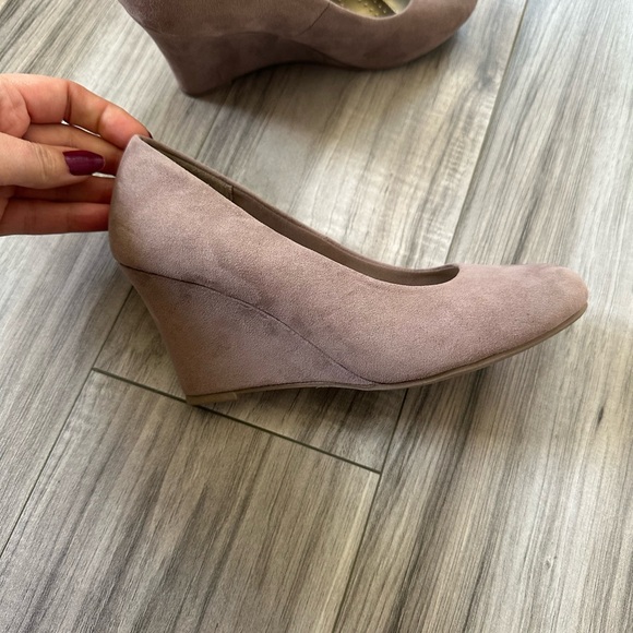 Dexflex Comfort Karlie Women’s Round Toe Faux Suede Wedge Heels Taupe Size 5.5 - Picture 7 of 8